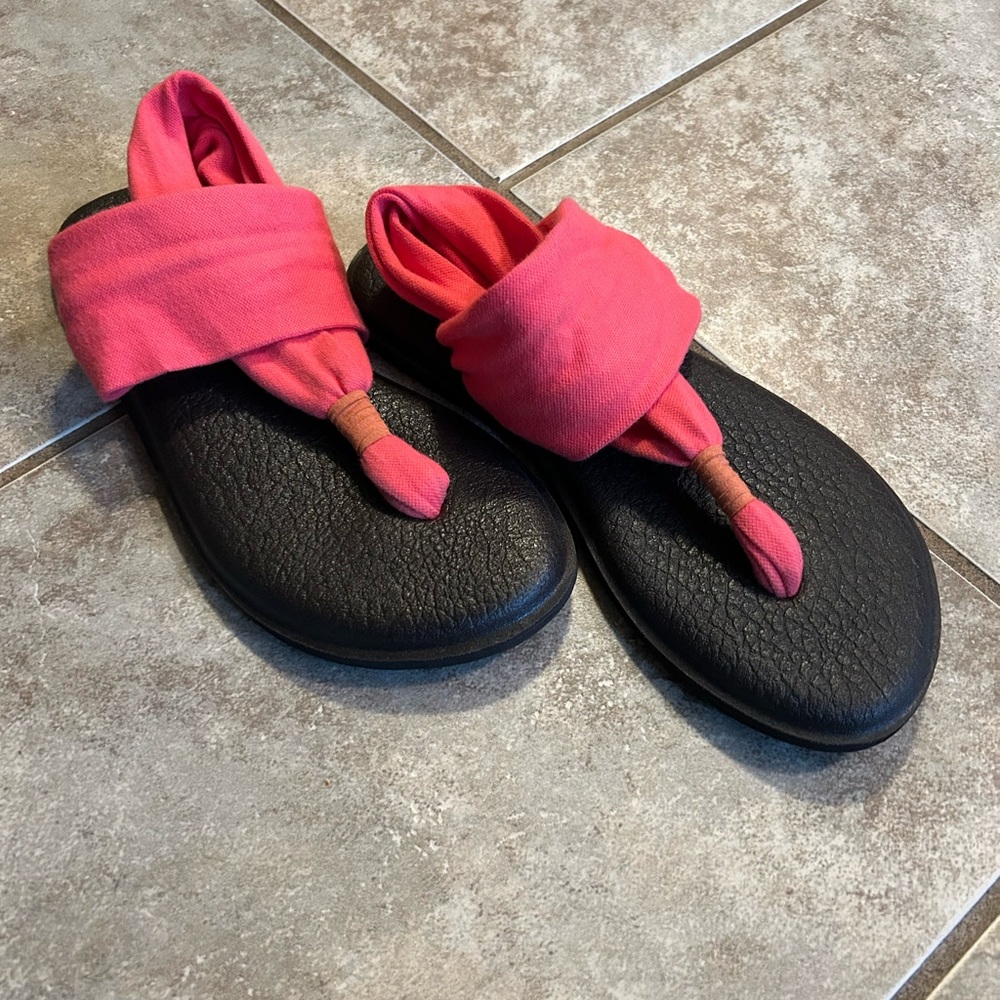 Sanuk sandal size 7